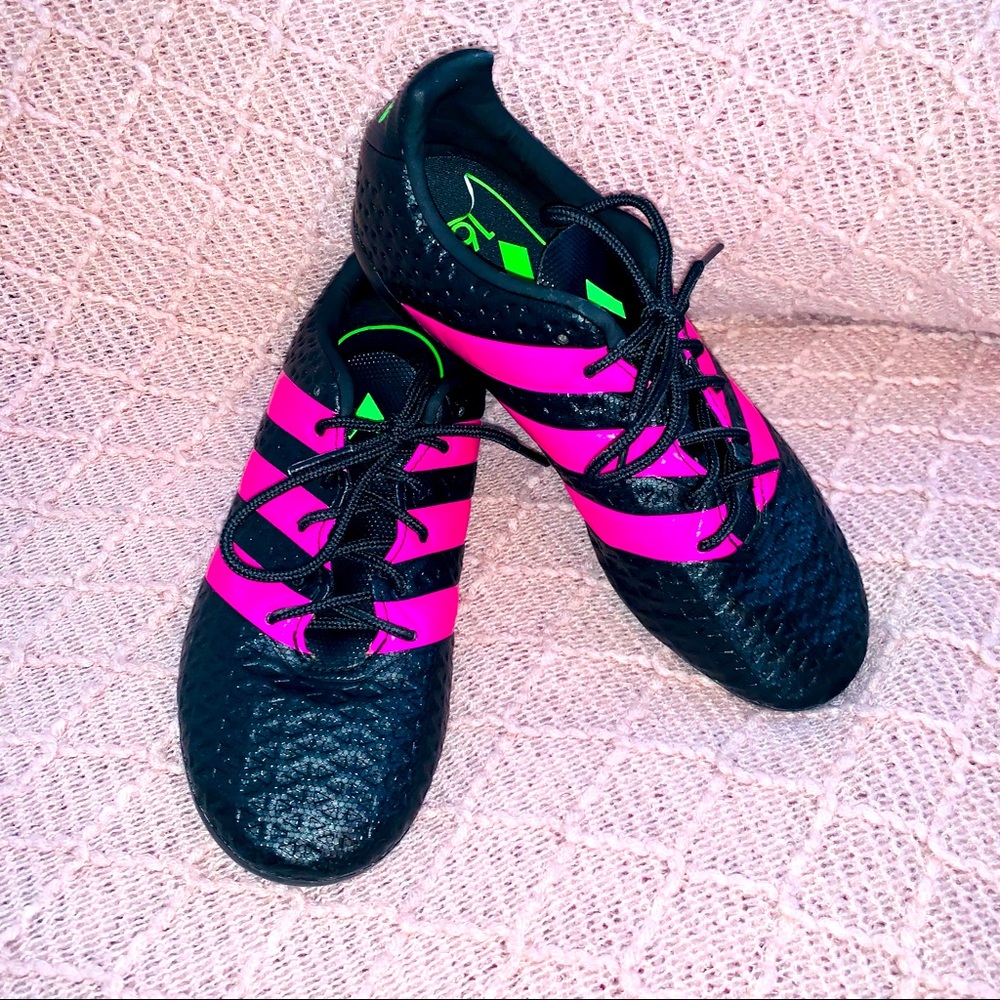 Adidas | Soccer Cleats | Boys 2.5 | EUC